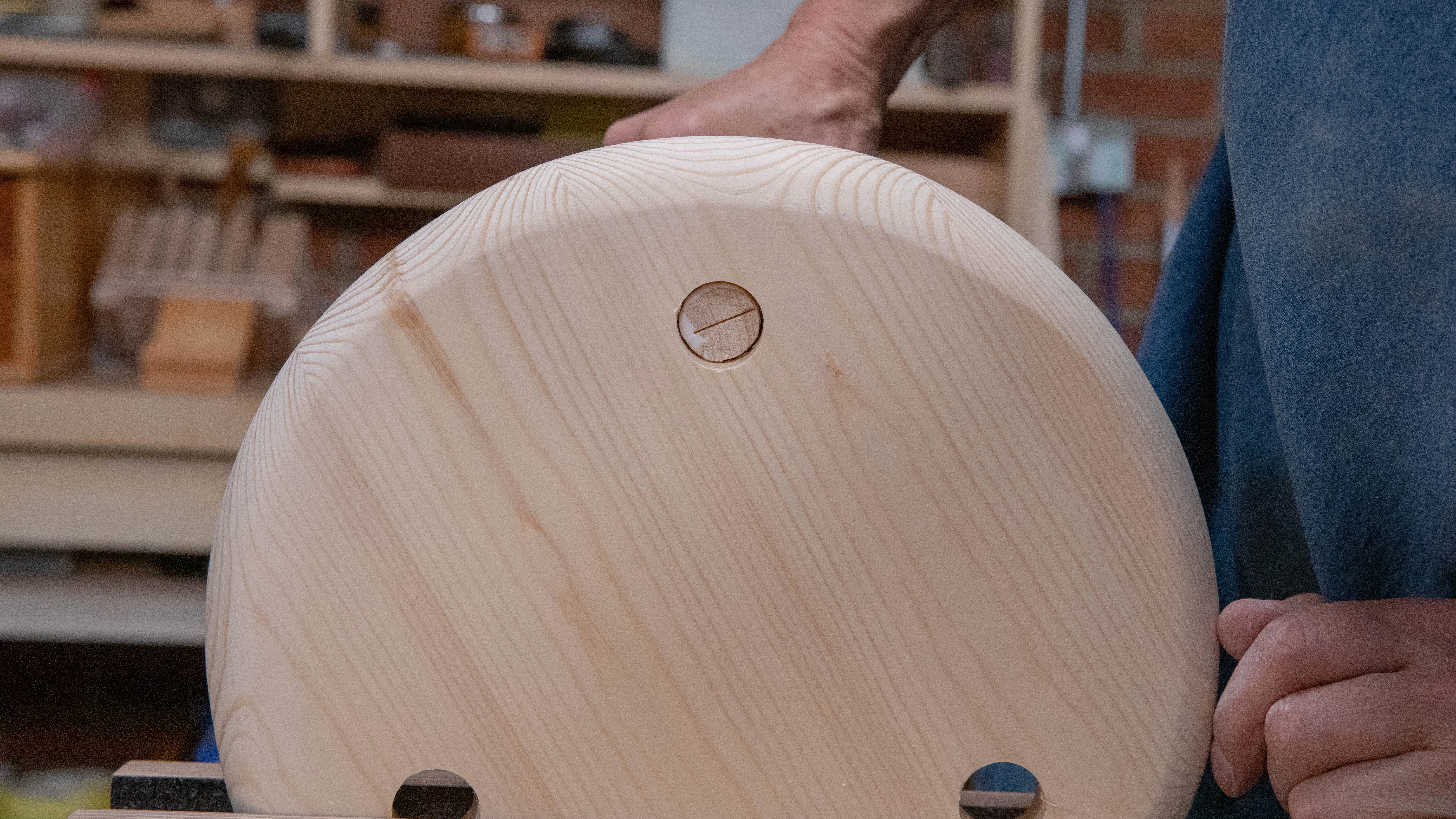 Insert the leg in its correct orientation