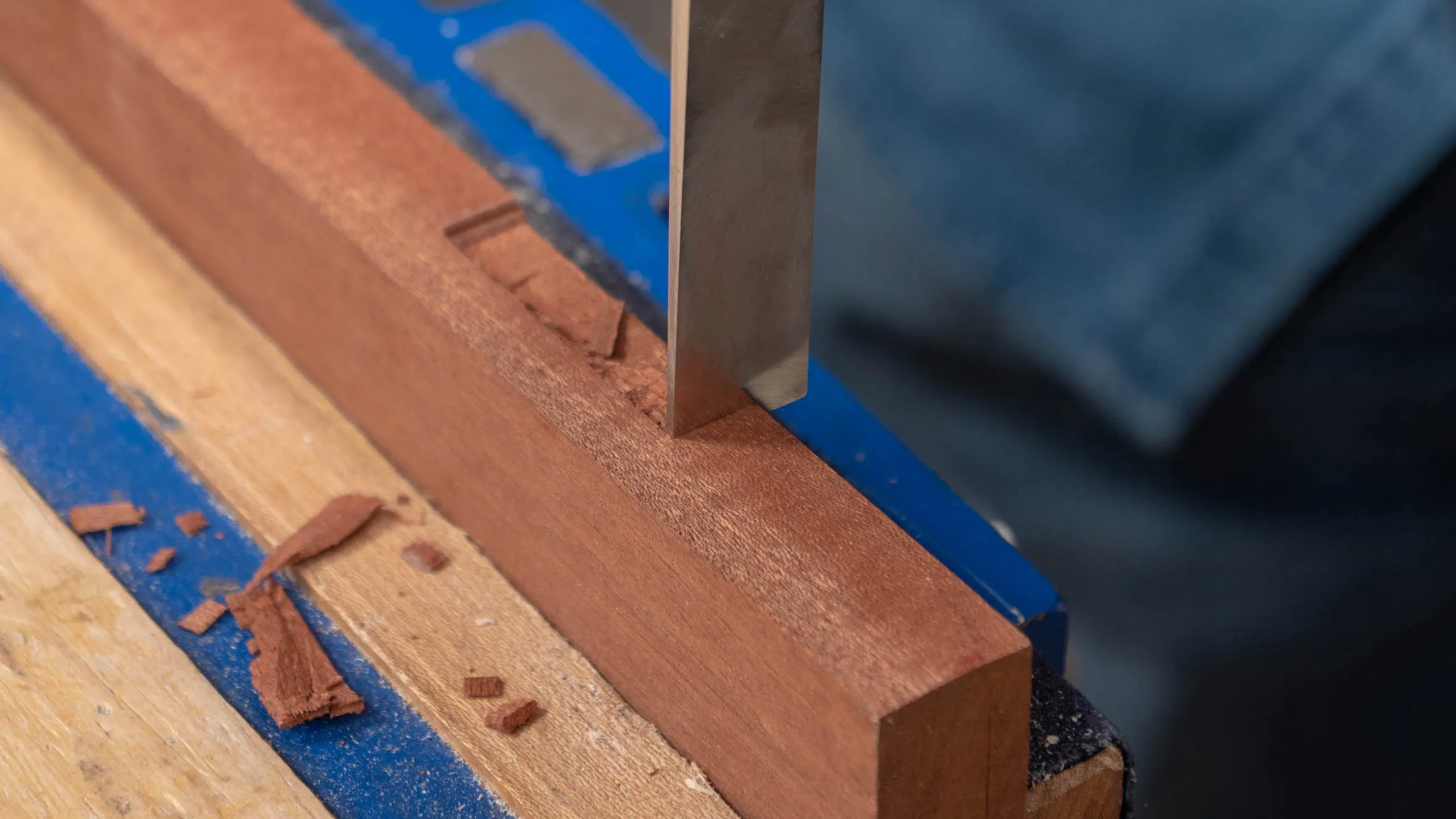 Move the chisel until it is on the knifewall and make another perpendicular chop