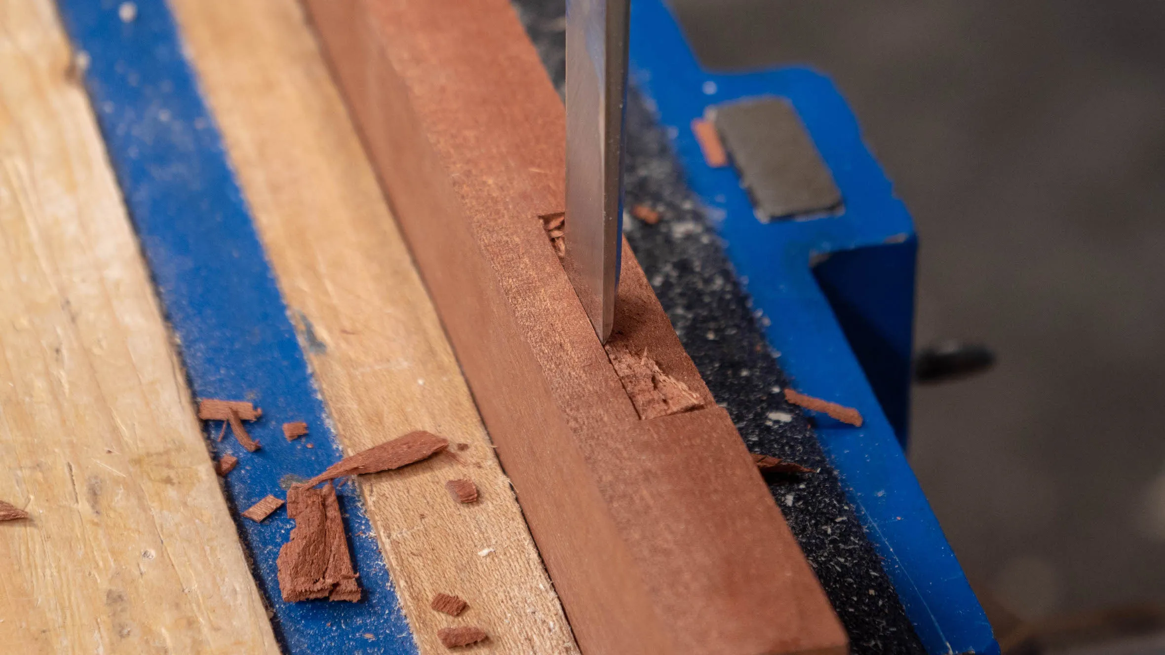Use perpendicular chops on the knifewall/gauge line along the back edge