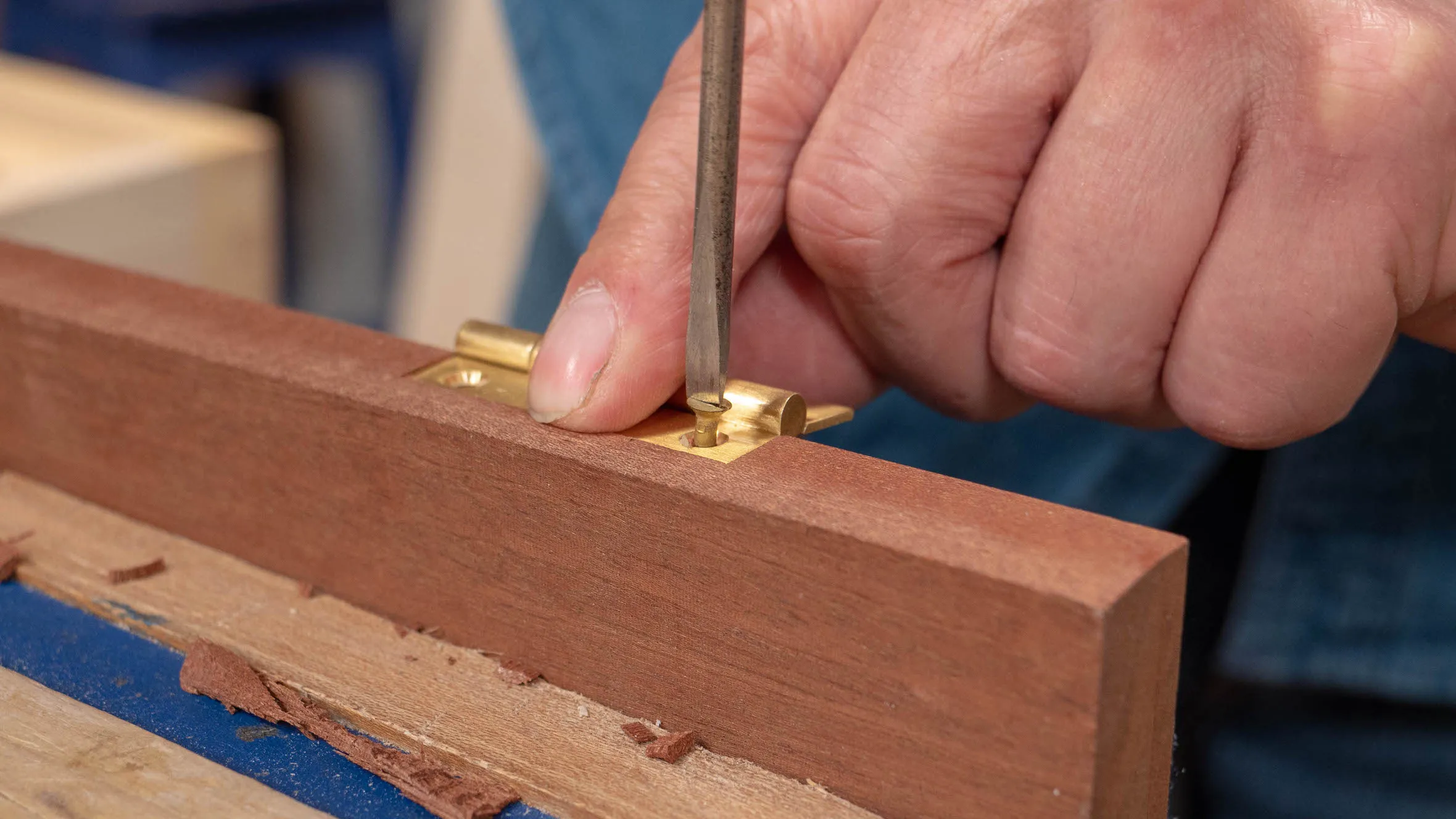 Hold the hinge when screwing in the first screw to avoid movement