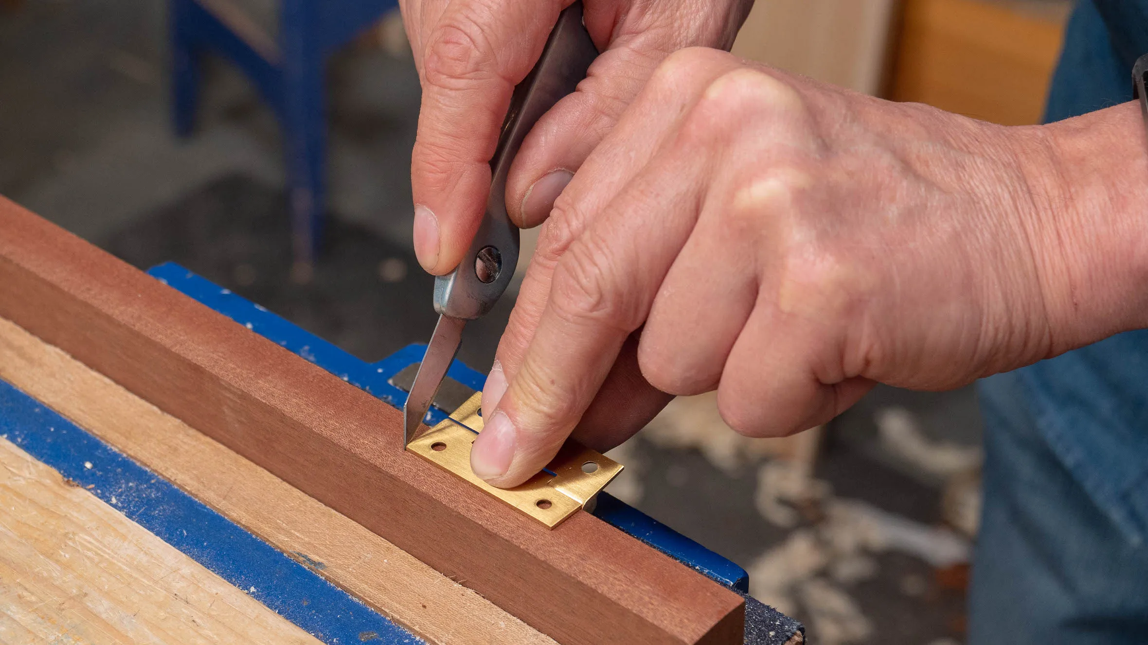 Mark both ends of the hinge