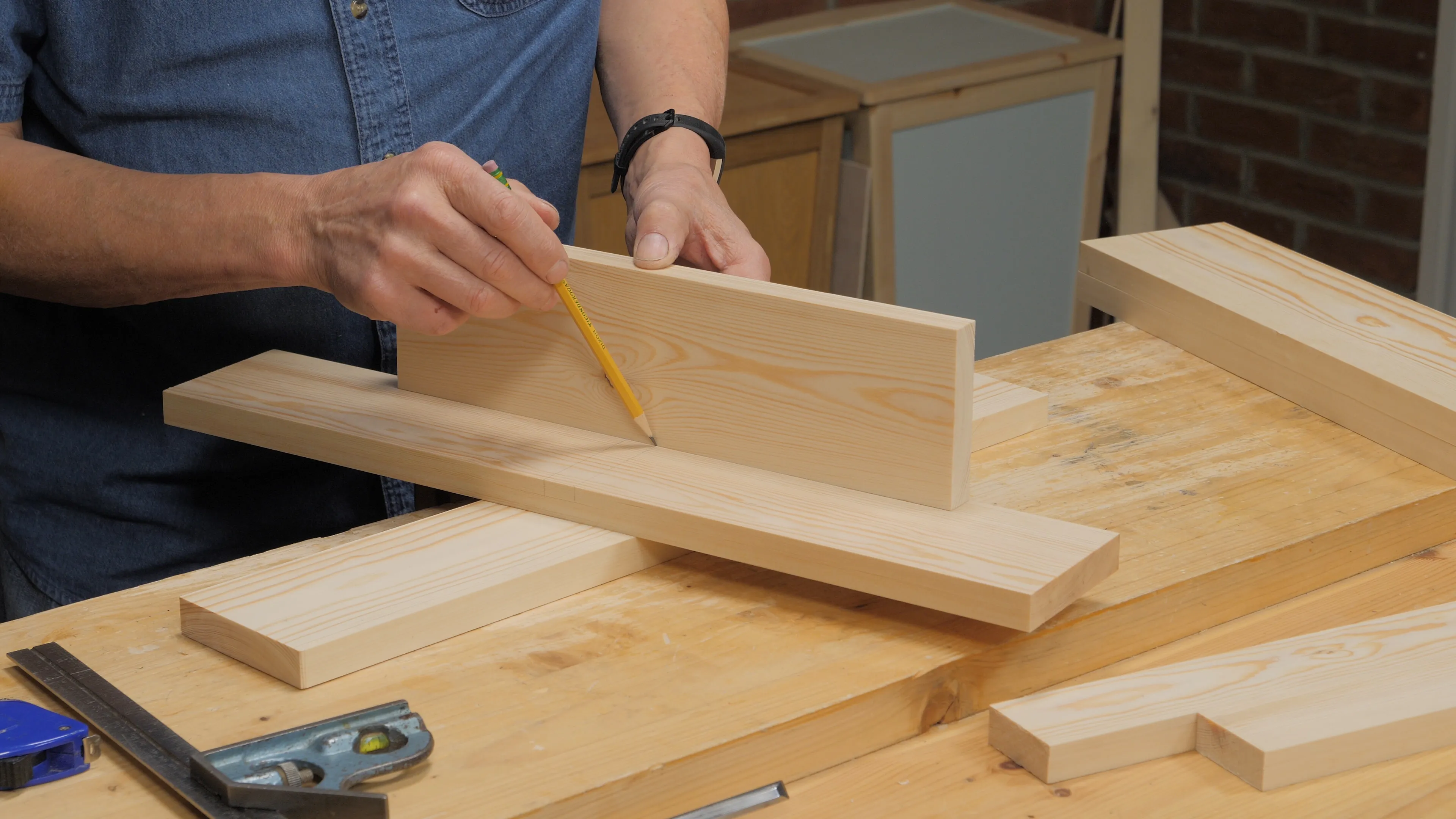 Strike a line to mark where the housing dado 'stops'