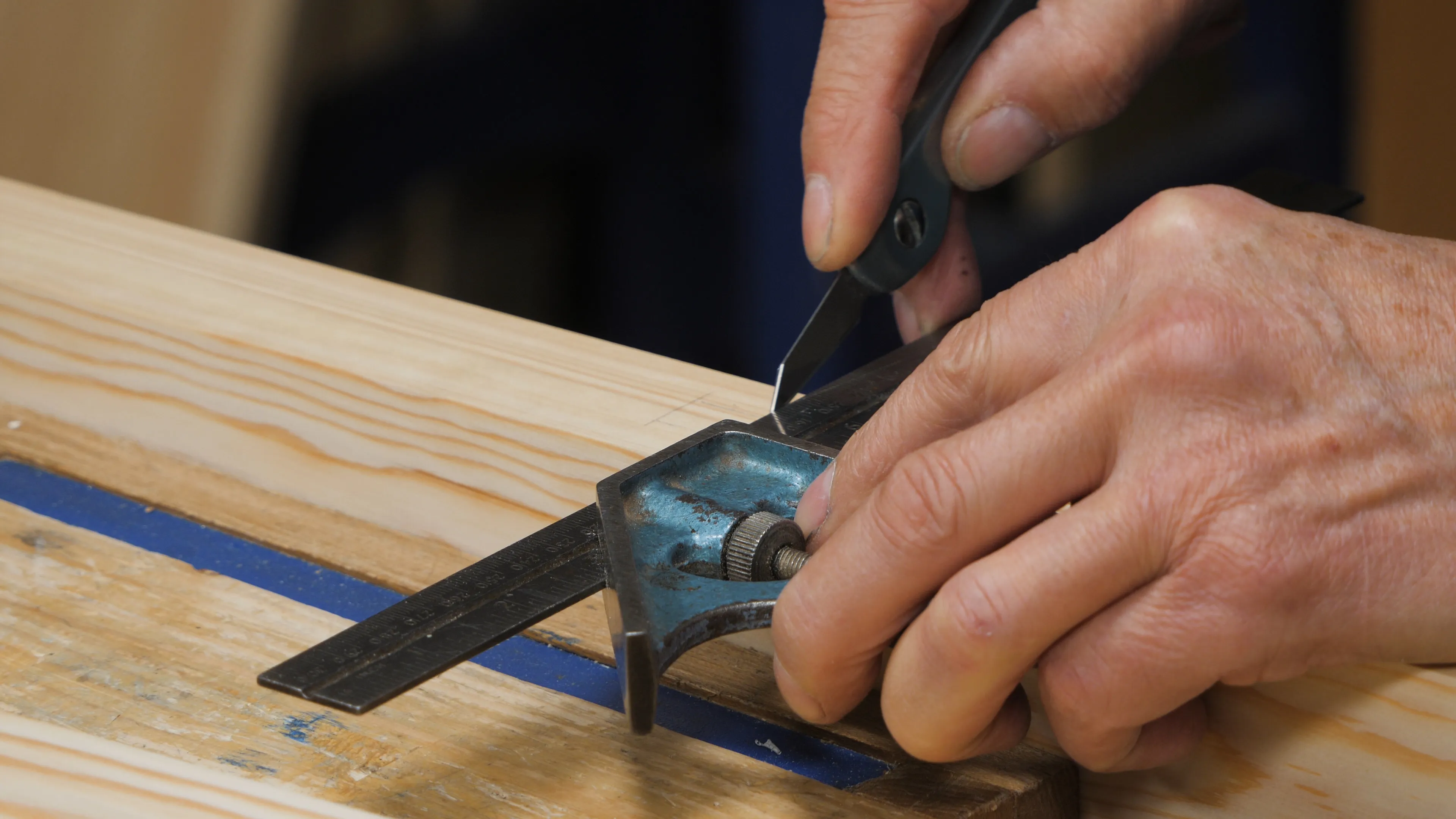 Define one of the walls with a knife nick across both edges