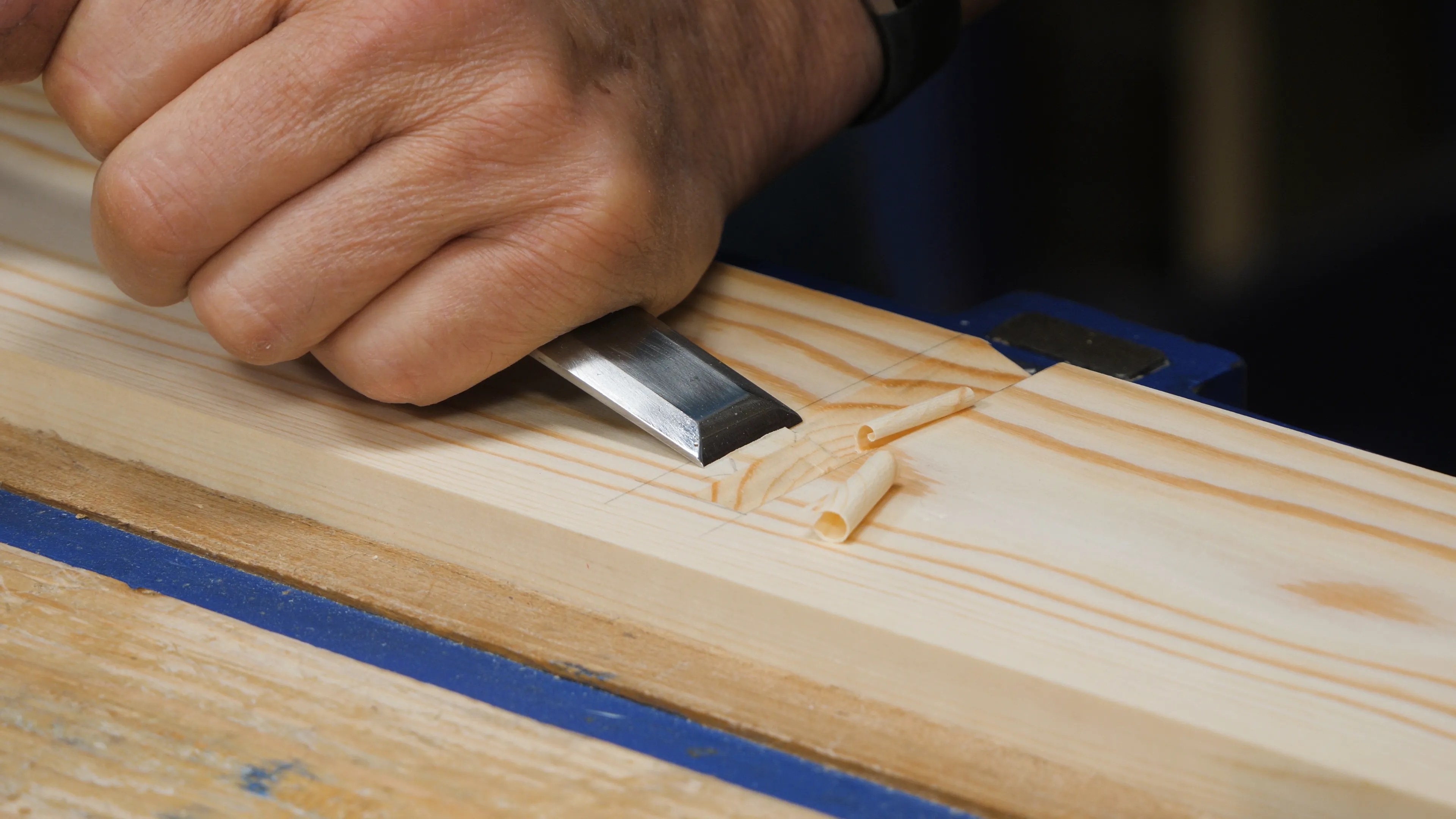 Pare into the knifewall so that the chisel chops will advance further towards your depth line