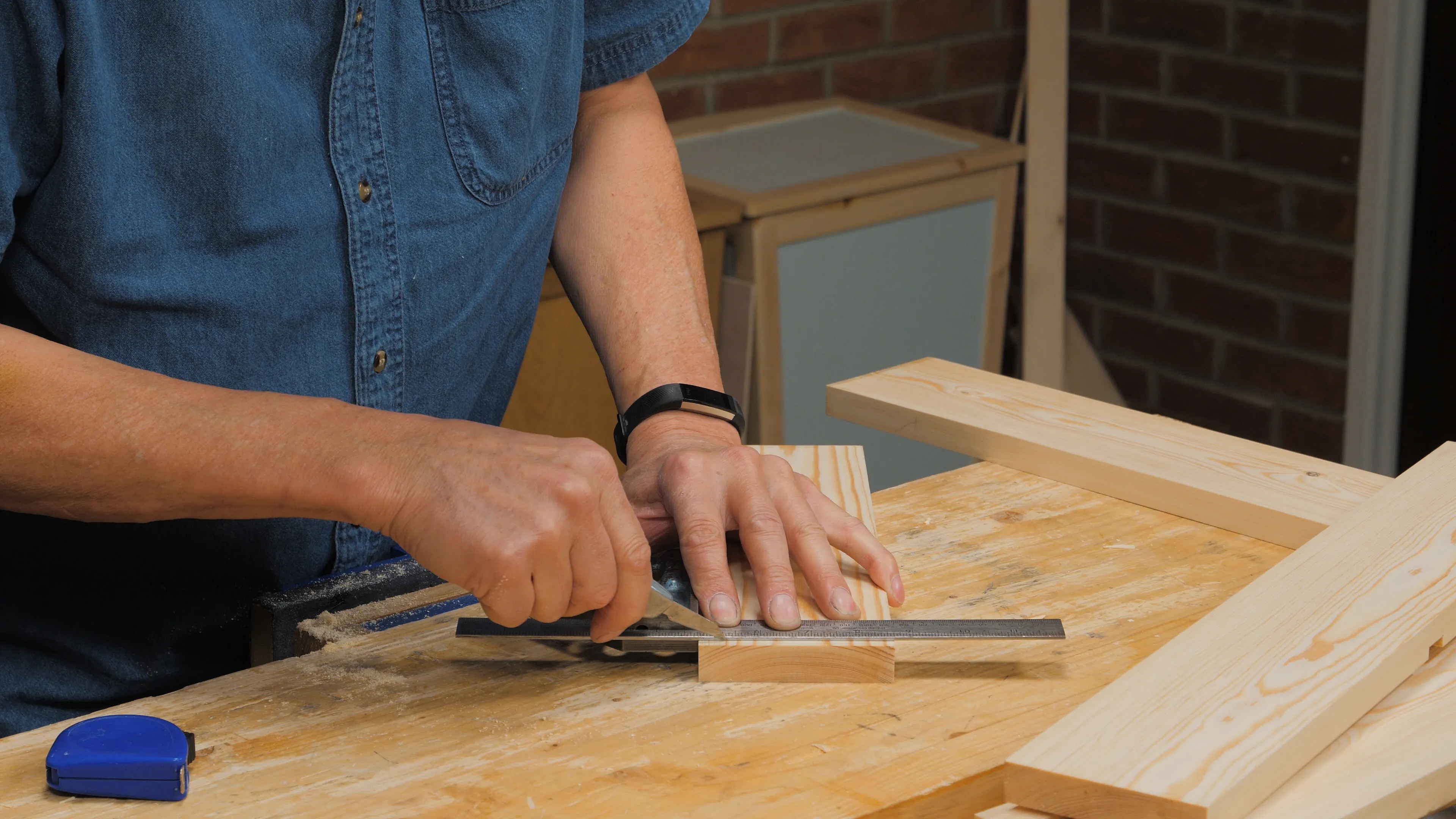 Extend the knifewalls far enough onto the top and bottom faces