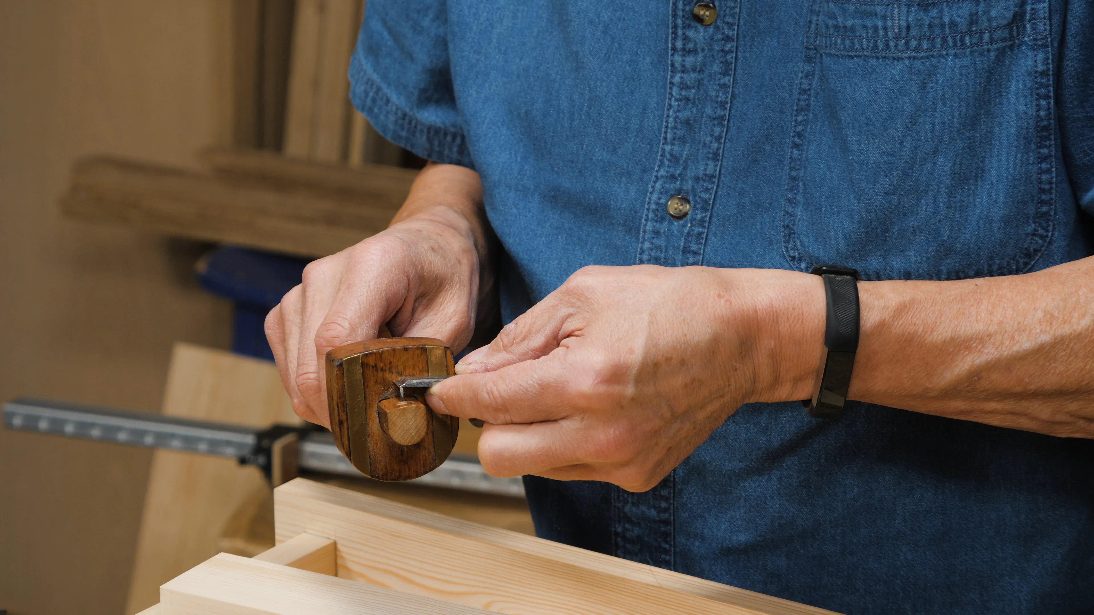 Set your pin to the width of your chisel