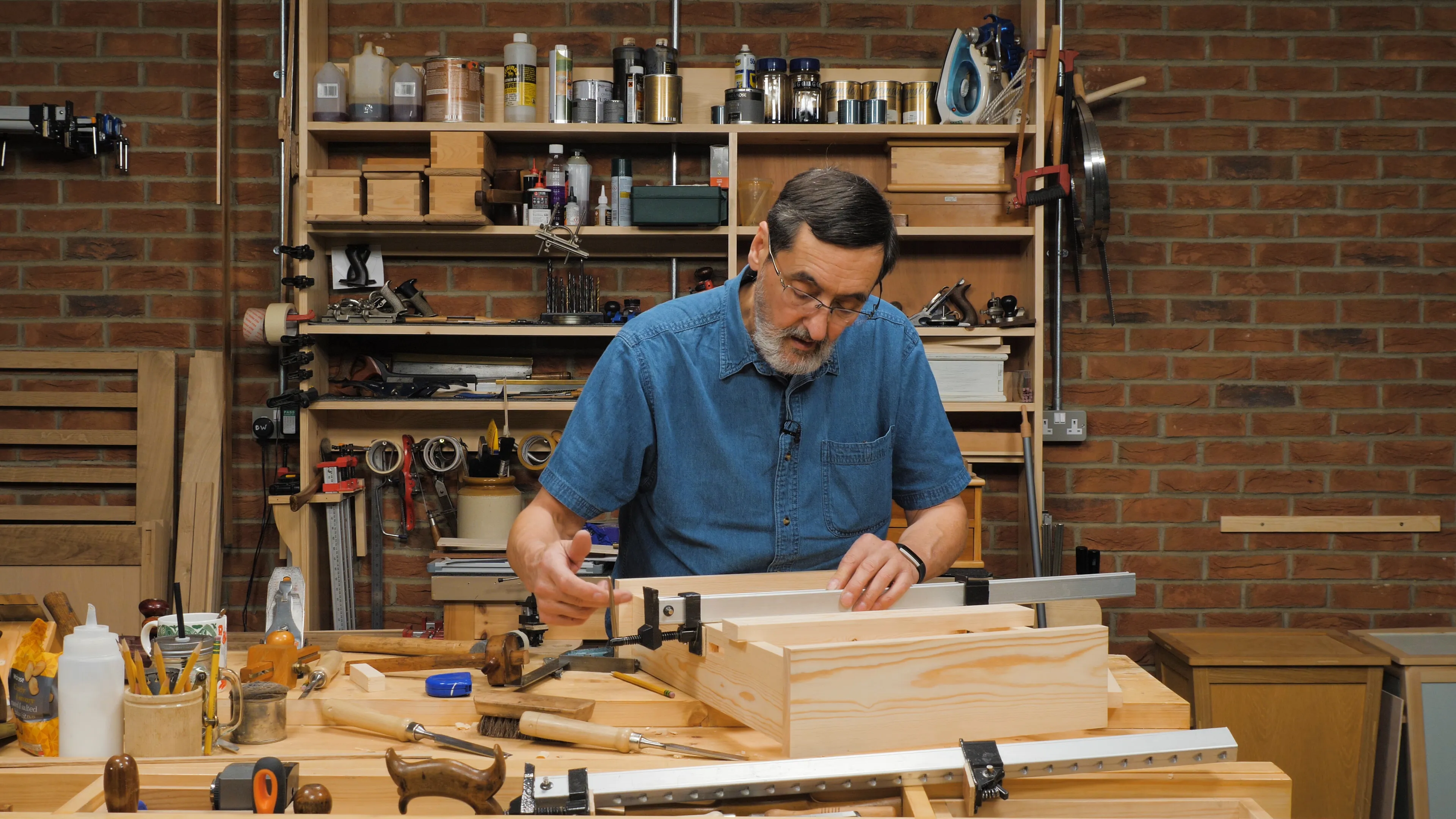 Apply a clamp to ensure perfect shoulder markings