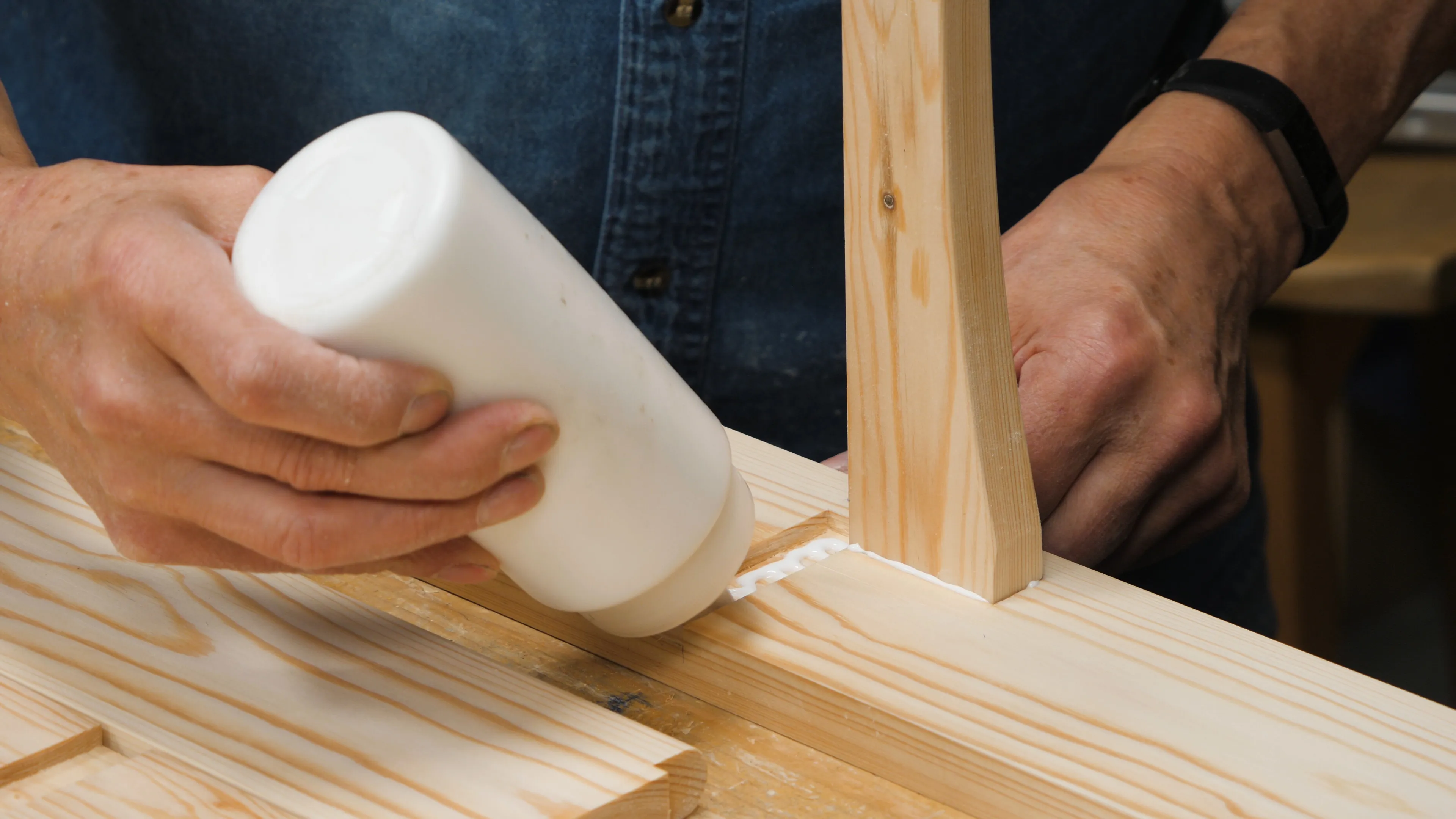 A zigzag pattern application helps spread the glue evenly