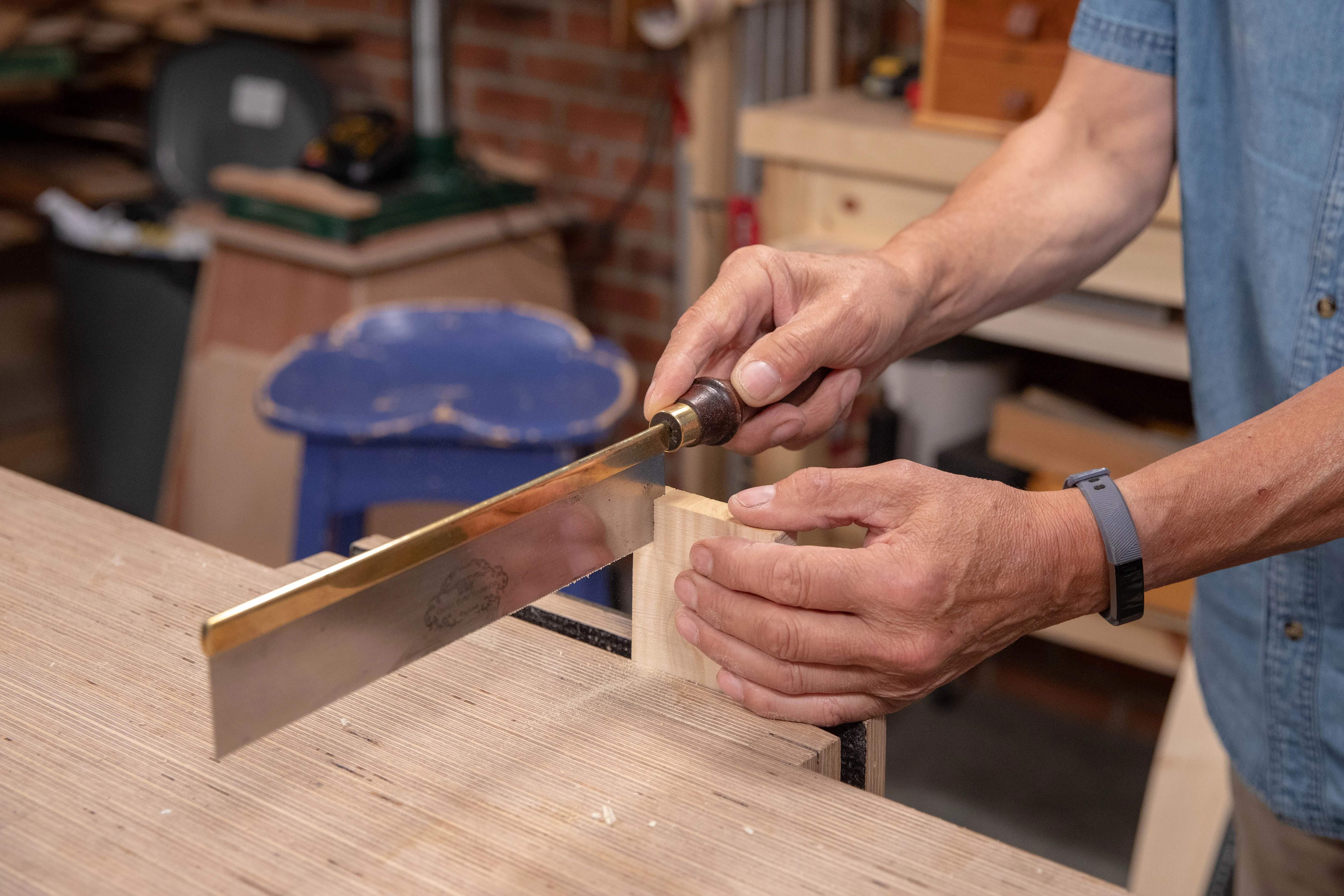 Wrap 3 fingers around the handle with your index finger pointing towards the spline and your thumb opposing the hand grip