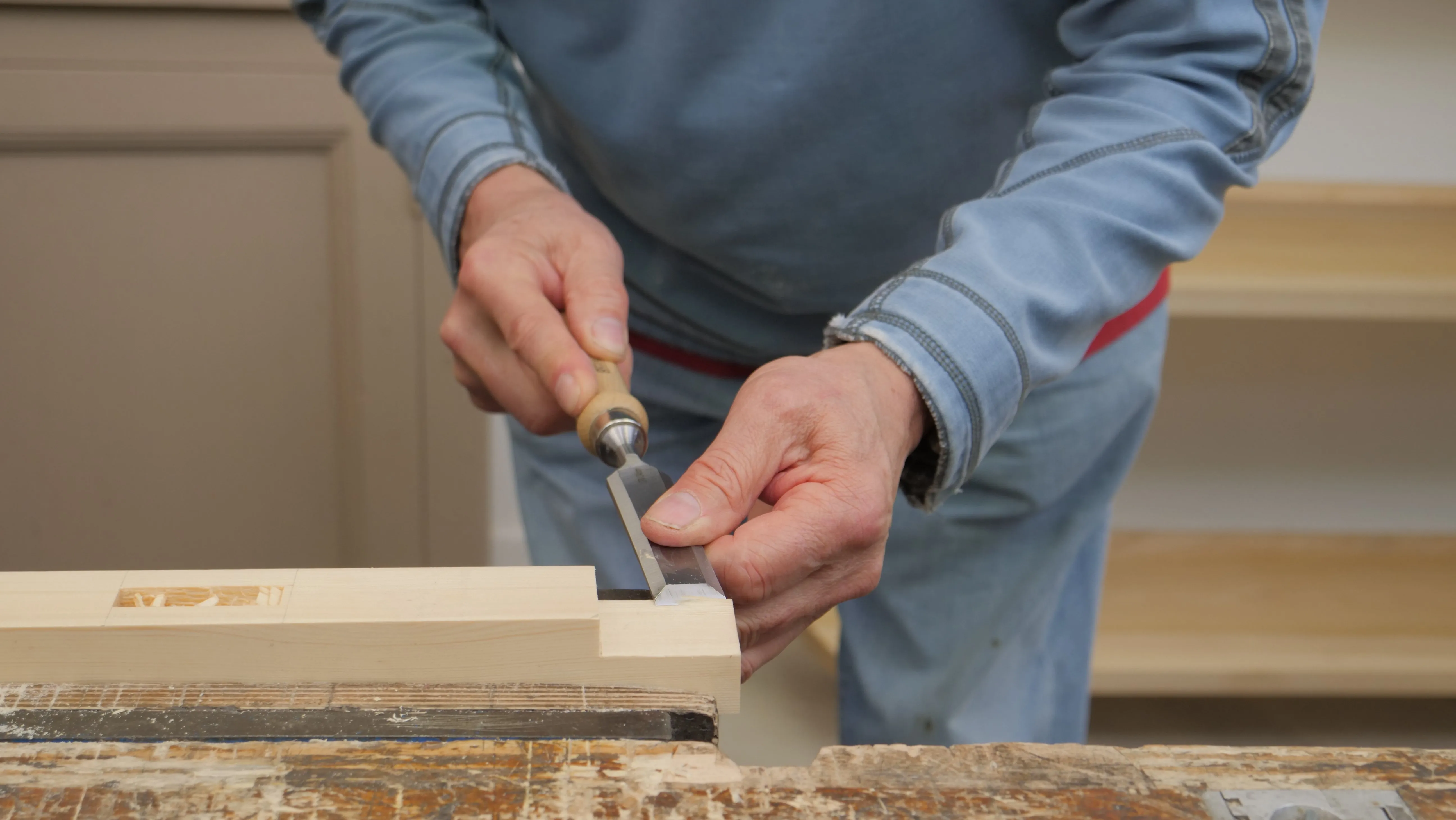 Starting the chisel for paring cuts is more accurate when we use the non dominant hand to guide the chisel in the opening cuts. Once we have done this, we change hand positions to envelop the handle with both hands.