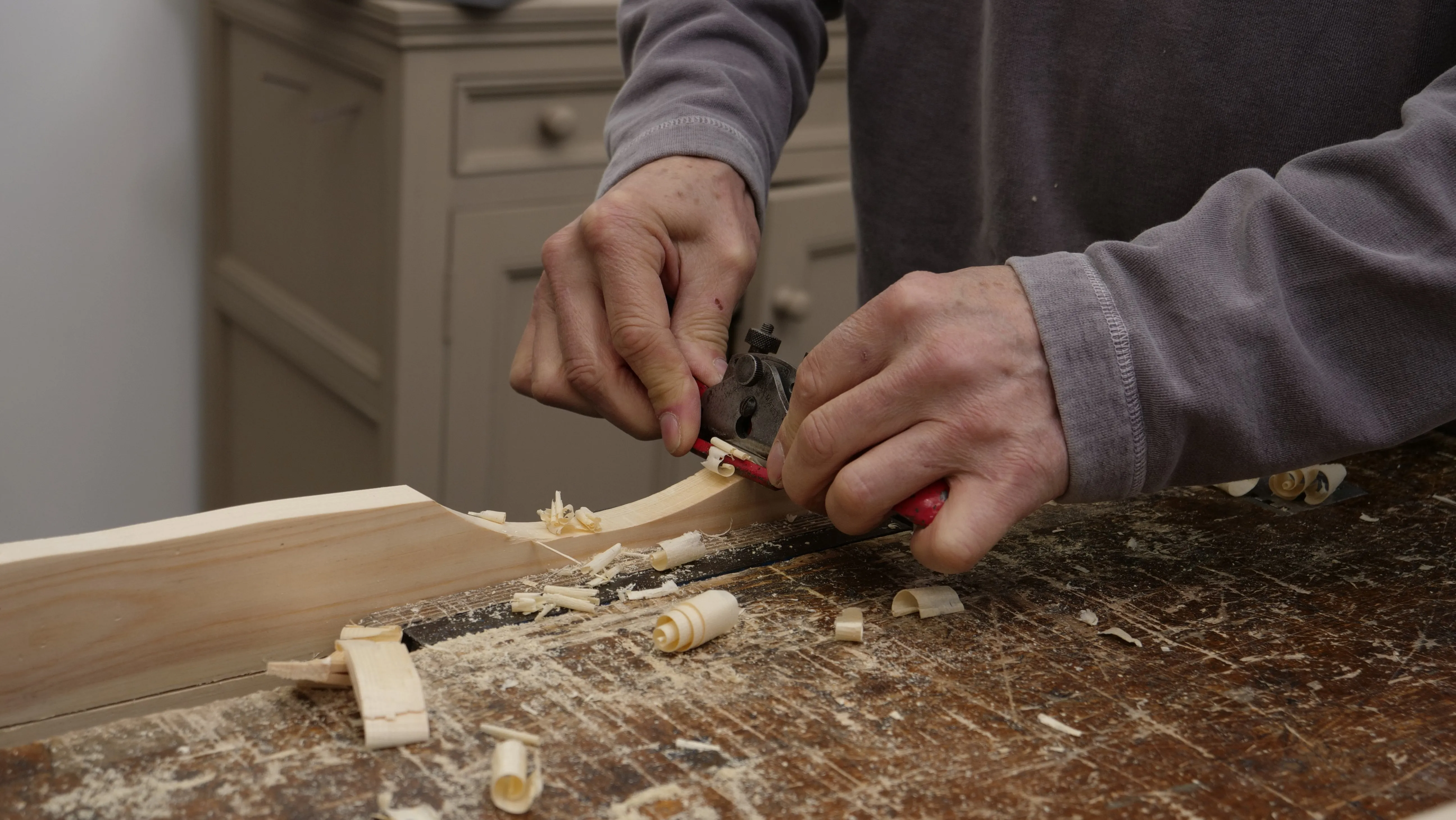 The short sole of the spokeshave allows it to be used on all kinds of curves, even concave curves