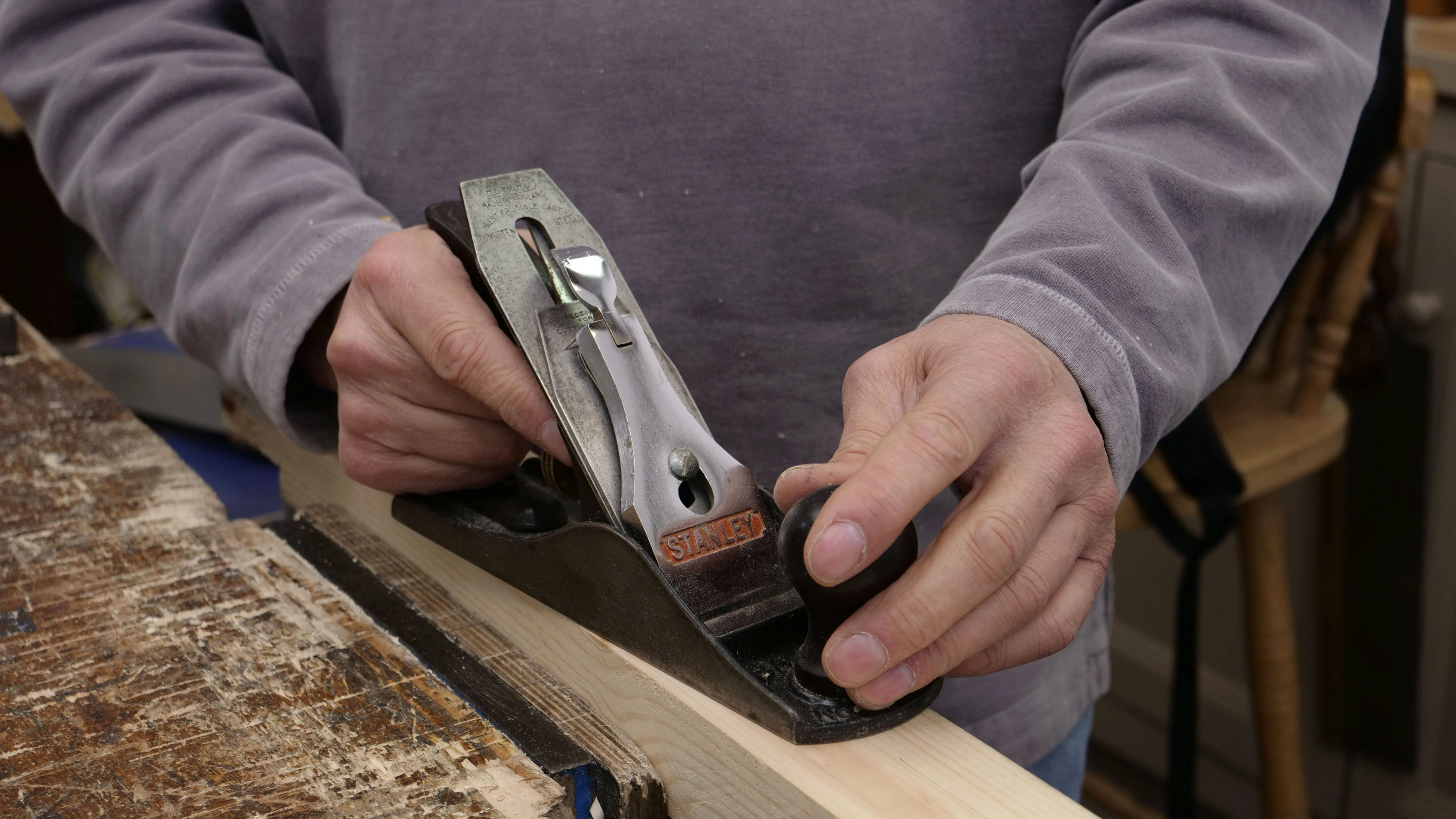 Use your dominant hand on the back tote and your non-dominant hand on the front knob. Point your index finger forward,. You can rest it on the back of the frog.