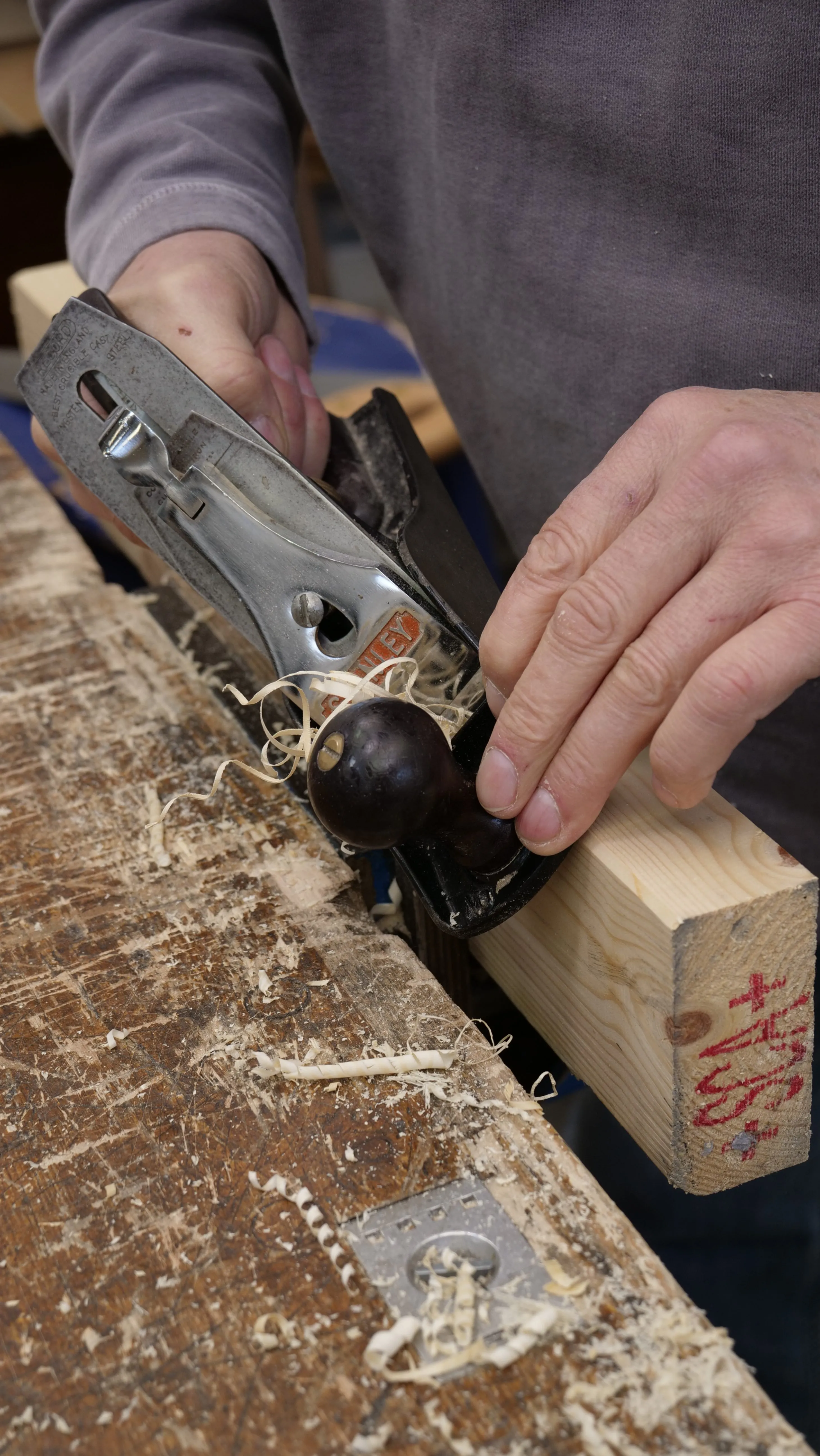 It can be used to remove the sharpness (arris) of a corner