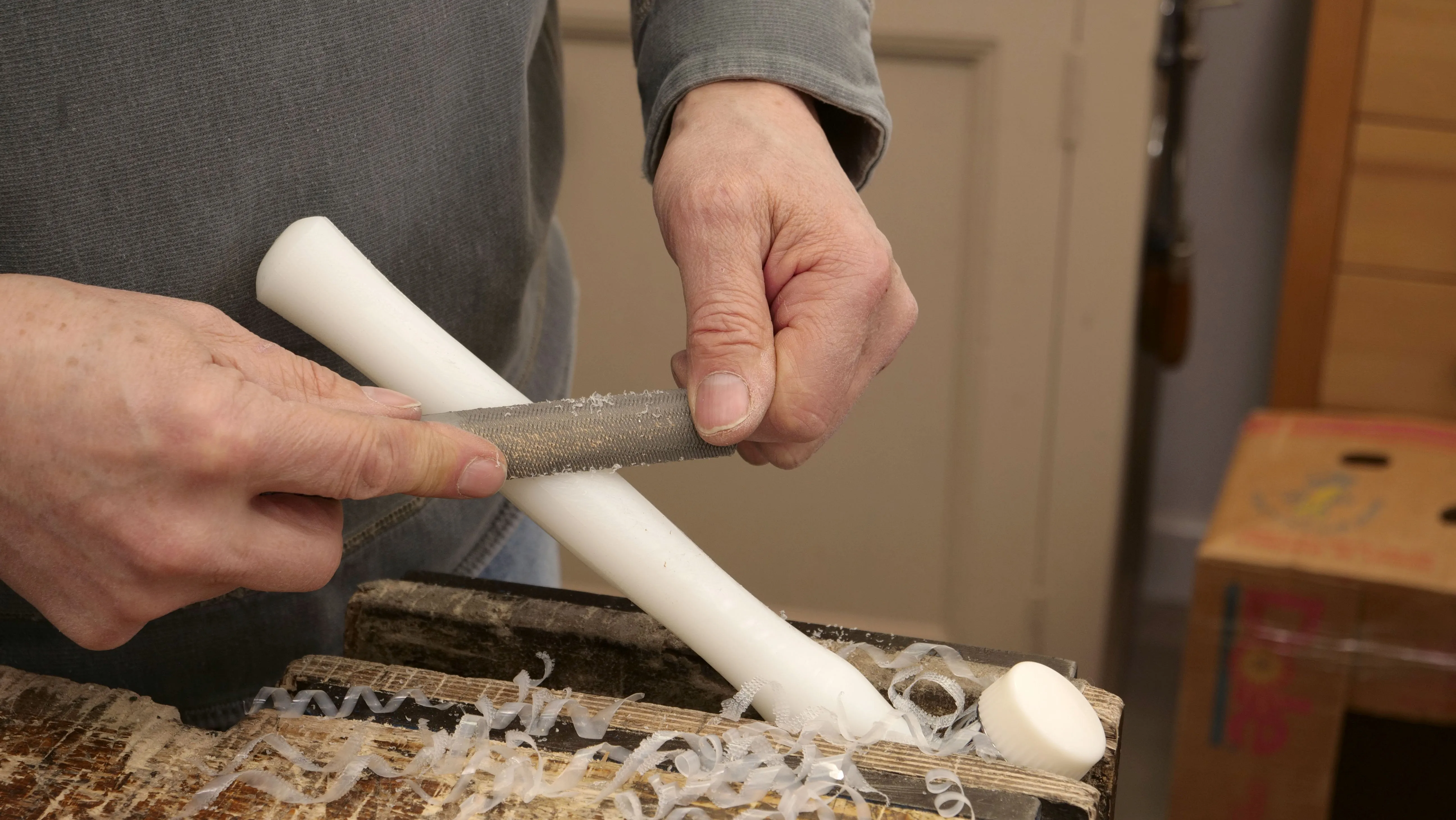 The rasp is good for removing lots of material, but also for shaping. Its rounded surface can be used to create curves and dips. It's also good for texturing prior to sanding.