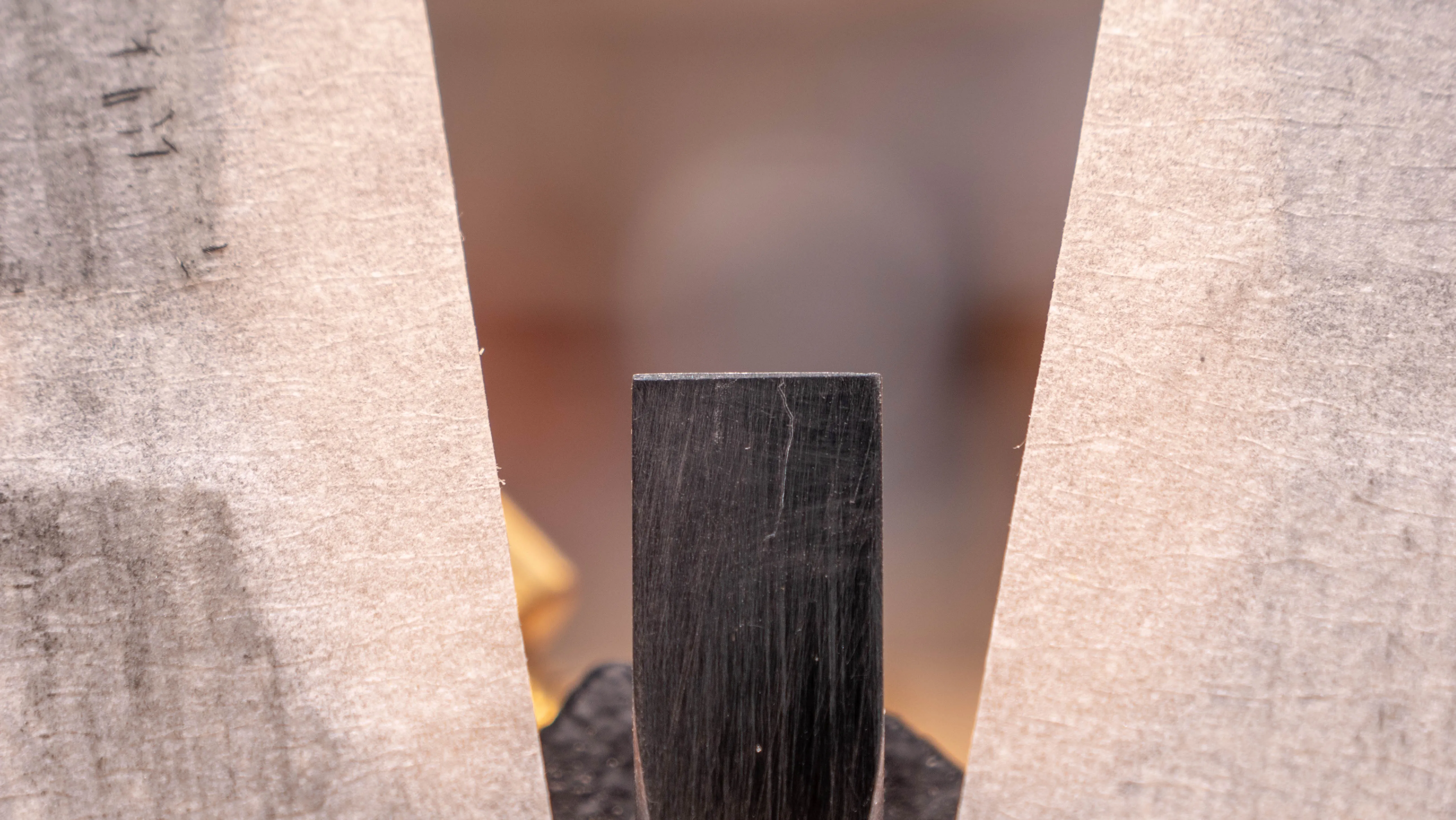 This blade is out of square, as the abraded line at the cutting edge is not parallel