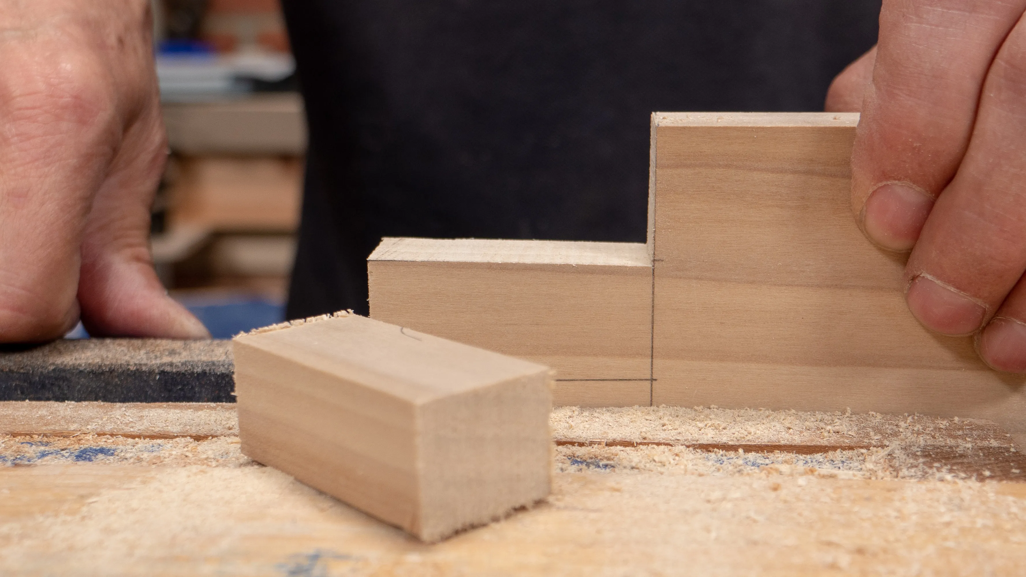 The knifewall ensures there is a clean cut with no tearout