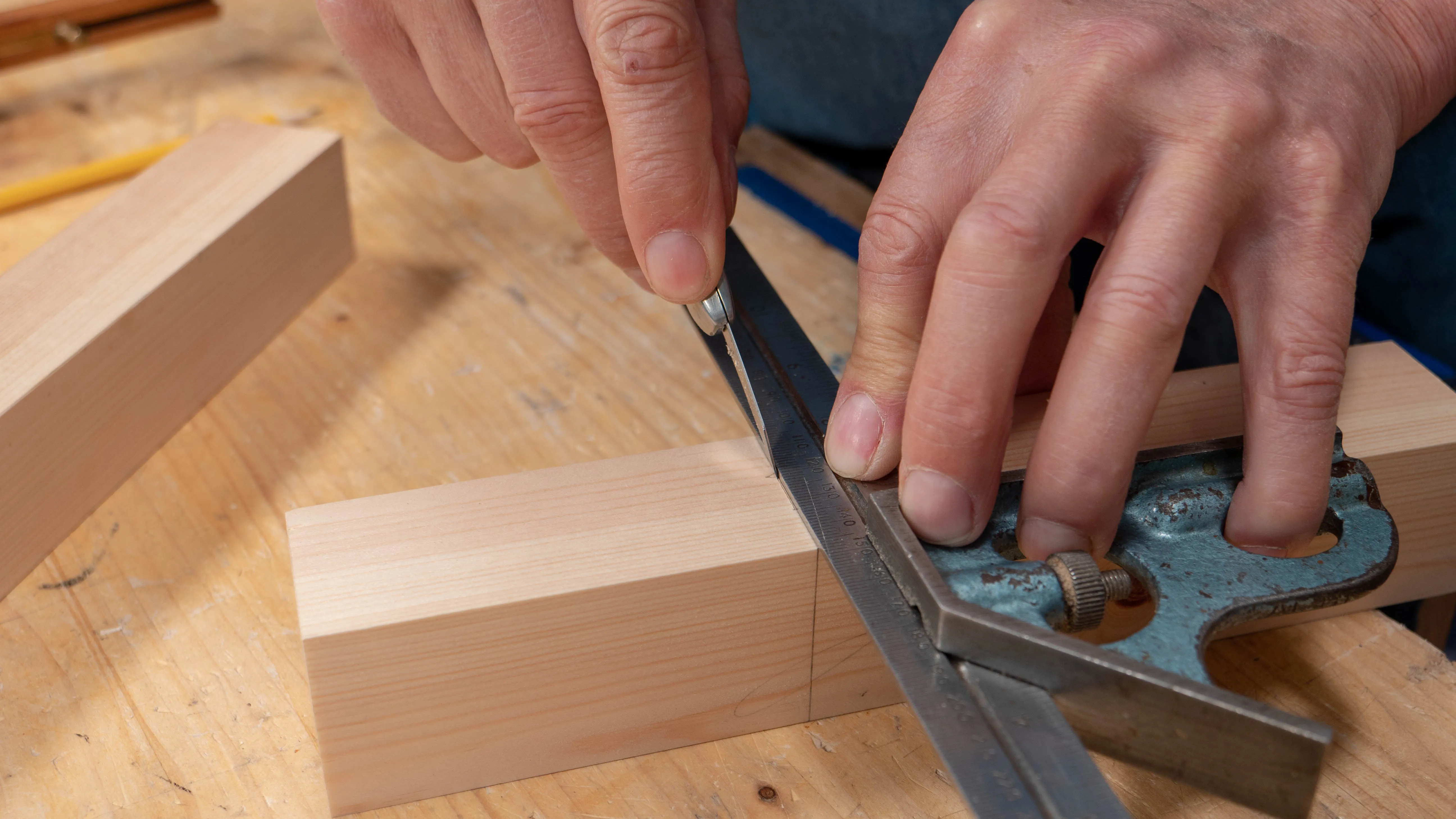 Use the knife to create a knifewall on each end of the mortise hole