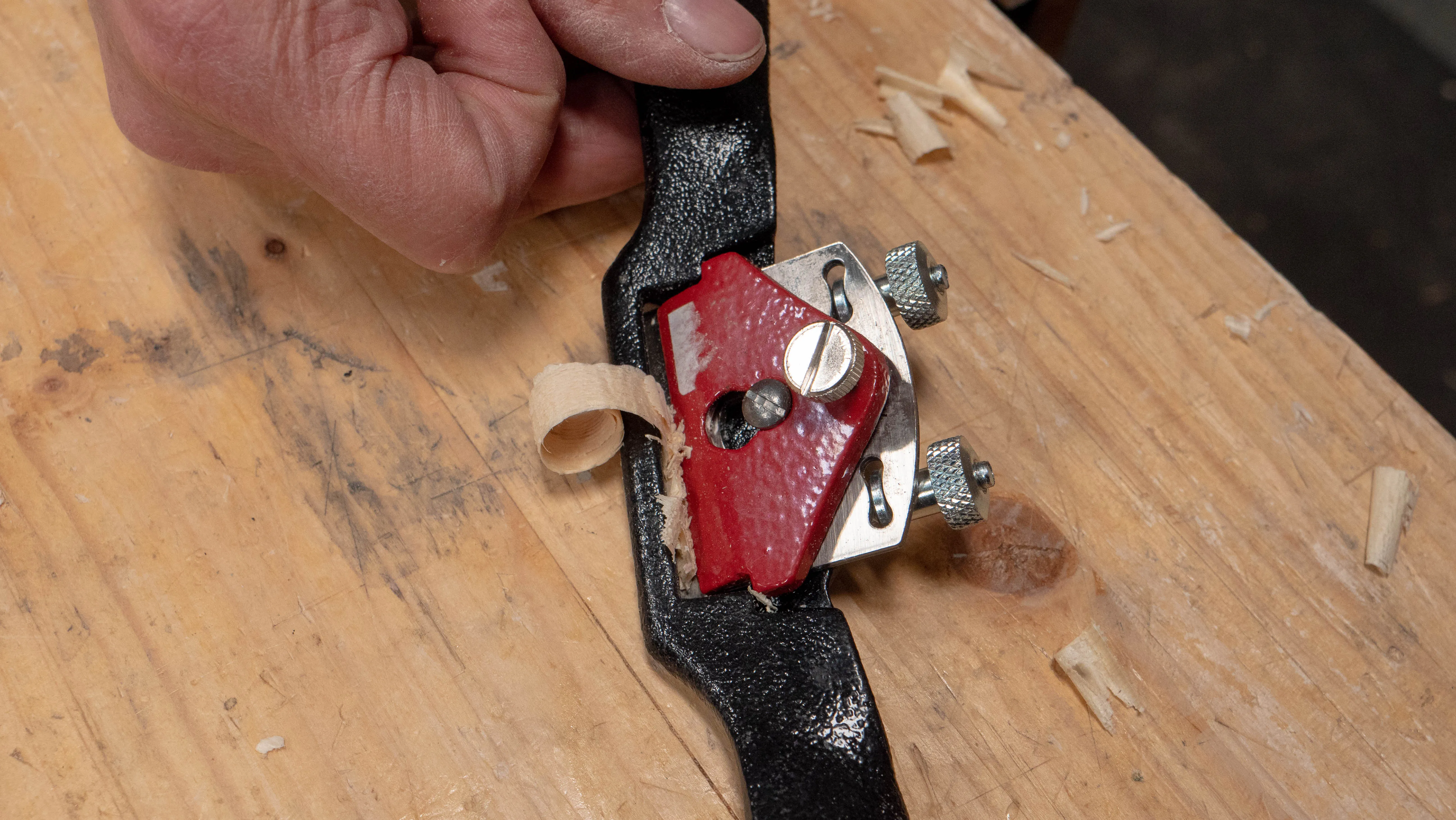 Using the spokeshave with the original cap iron causes it to clog up