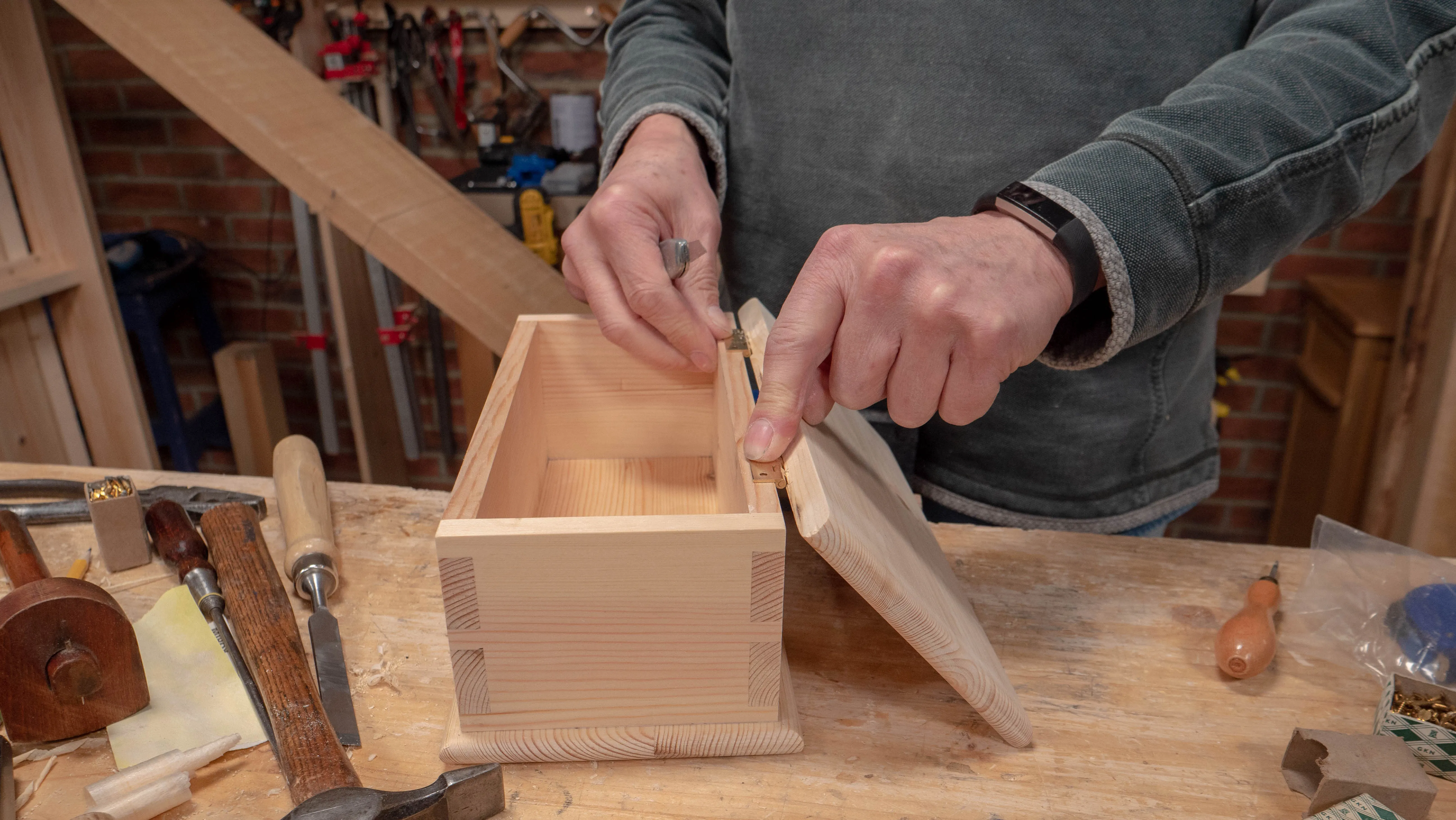 Ensure the knuckles of both recesses are butted up against the back of the box