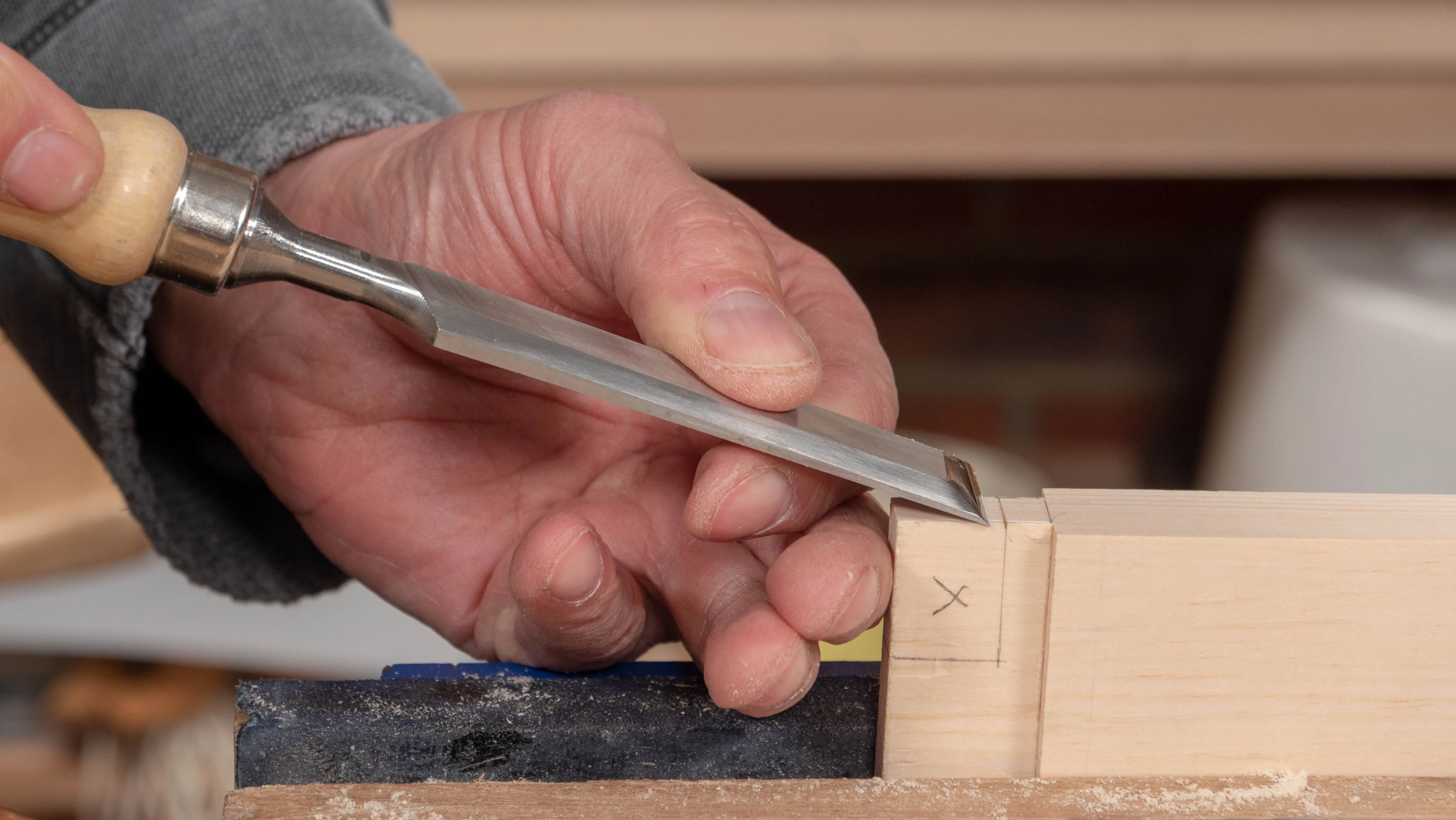 Pare into the knifewall to aid the start of the saw