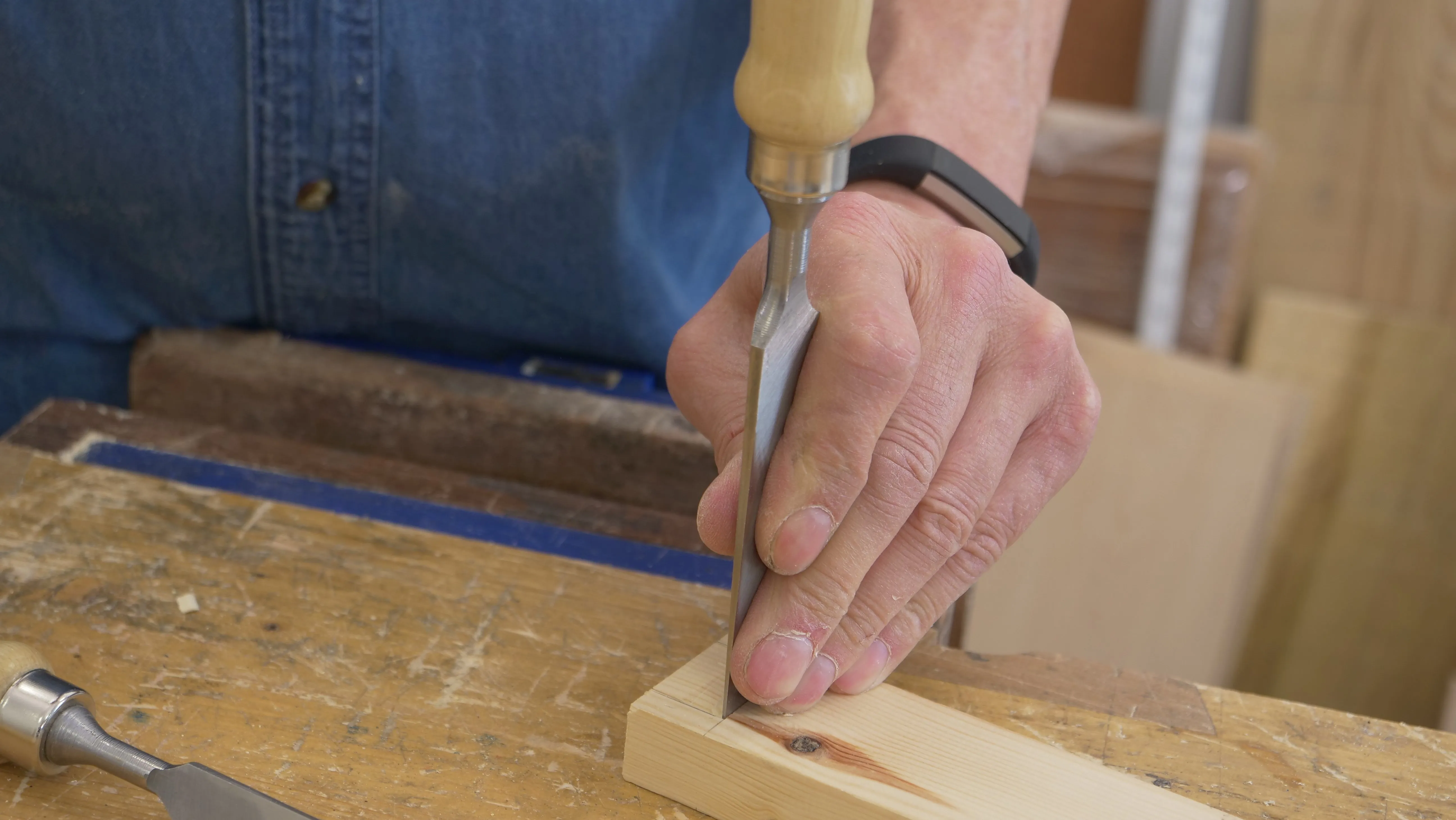 Chop a little deeper, always flat on the bench top. Holding the chisel like this may give you better control.