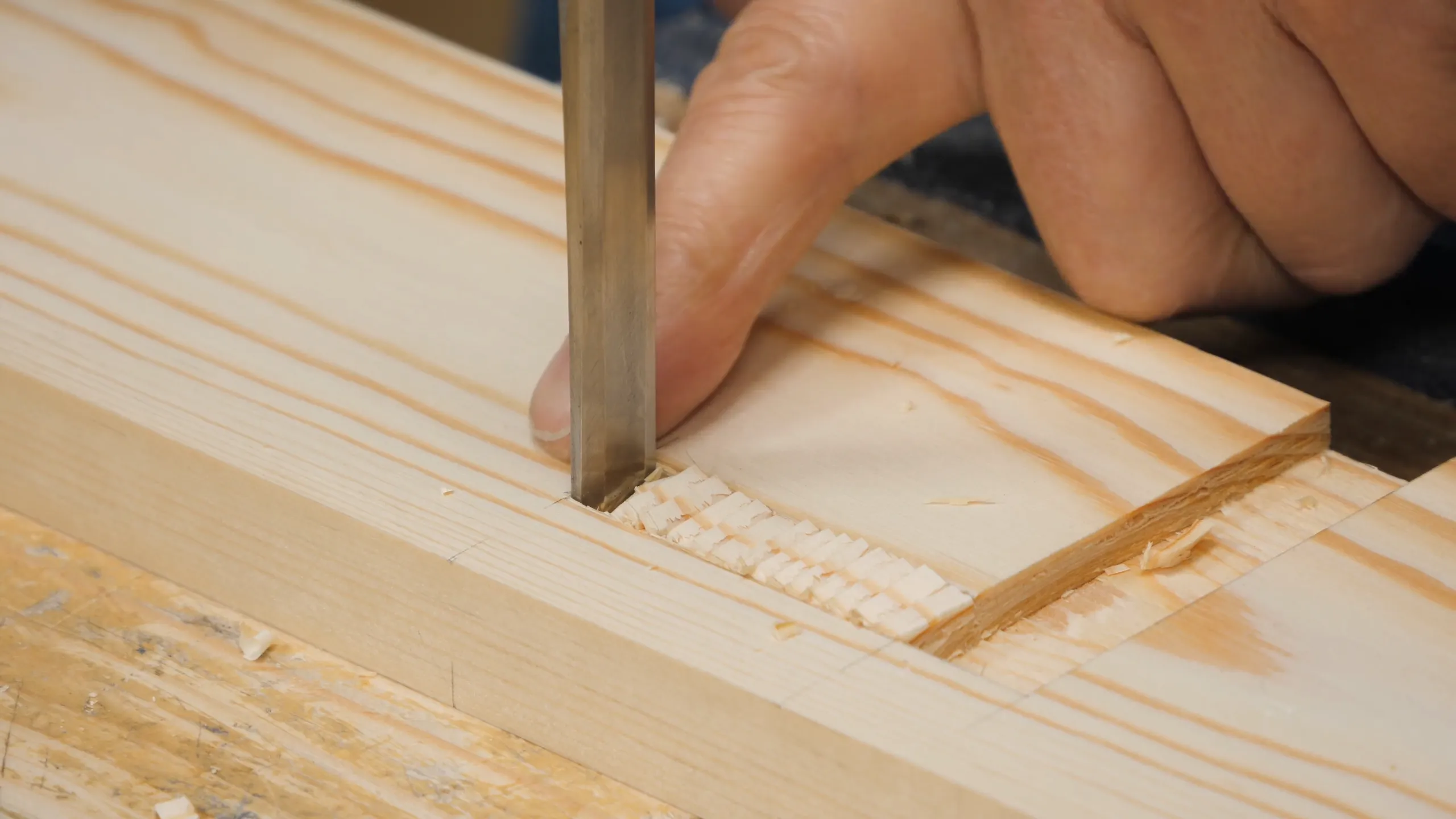 Stay vertical on the extreme of the mortise
